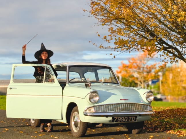 ハリーポッター　FORD ANGLIA Ride in the Ford Anglia from Harry Potter this Halloween!